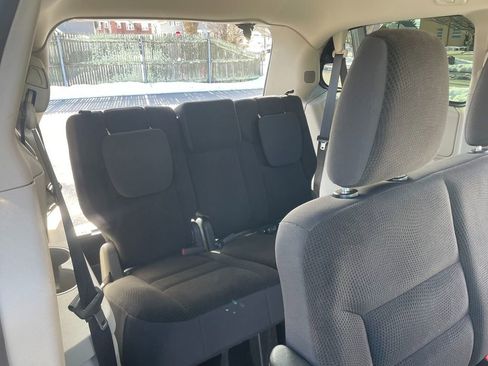 Used 2018 Dodge Grand Caravan SE w/ UConnect Hands-Free Group image 26