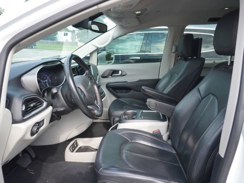Used 2020 Chrysler Pacifica Touring-L Plus w/ Tire & Wheel Group FWD image 2