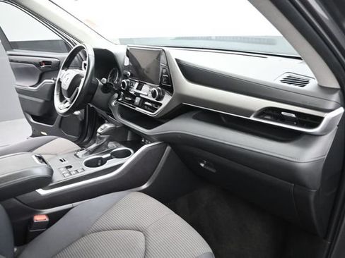 Used 2024 Toyota Highlander LE FWD image 14