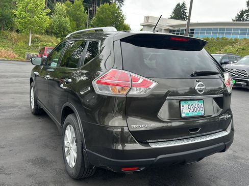 Used 2015 Nissan Rogue SV AWD/4WD image 2