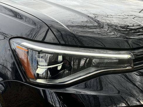 Used 2025 Volkswagen Taos SE w/ Panoramic Sunroof Package image 17