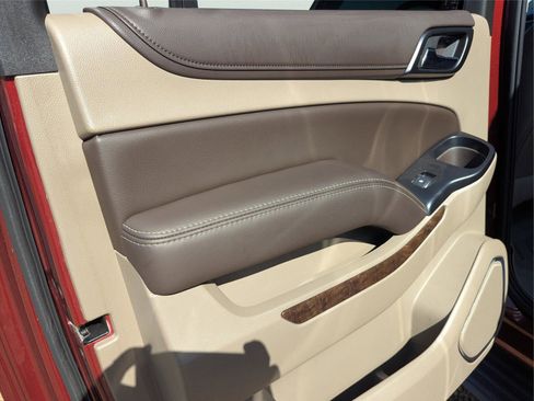 Used 2019 Chevrolet Suburban LT w/ Luxury Package image 9