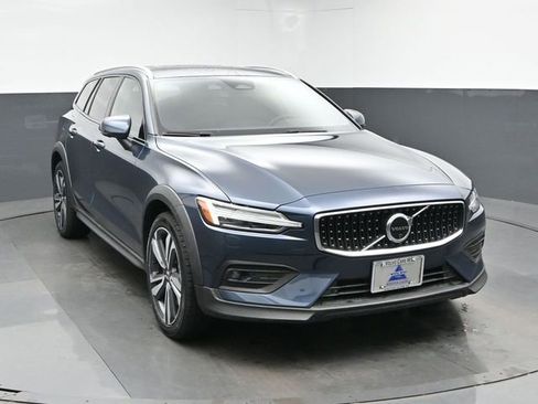 Used 2025 Volvo V60 B5 Cross Country Plus AWD/4WD image 2