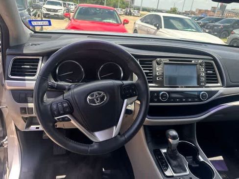Used 2014 Toyota Highlander XLE FWD image 5