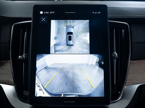 Used 2025 Volvo XC90 B6 Plus image 13