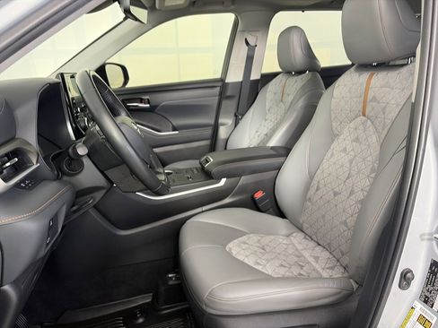 Used 2022 Toyota Highlander Bronze Edition image 11
