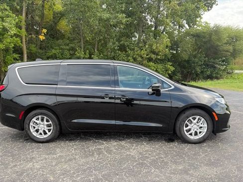 Used 2025 Chrysler Pacifica Select FWD image 9