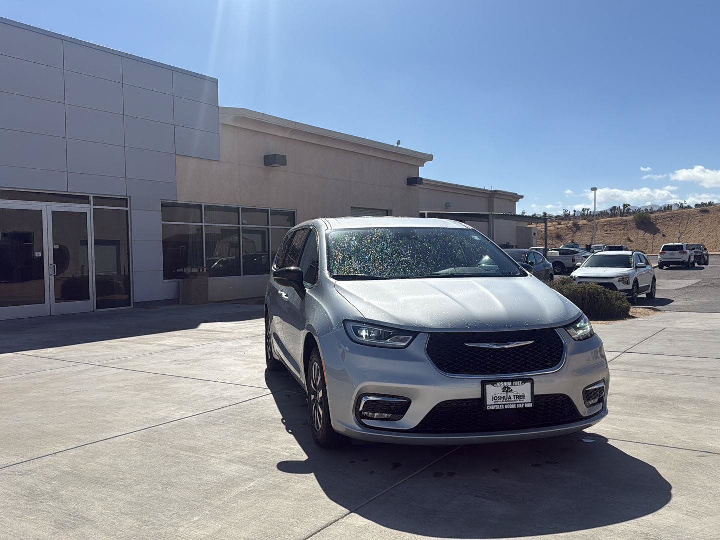 Used 2024 Chrysler Pacifica Limited FWD image 5