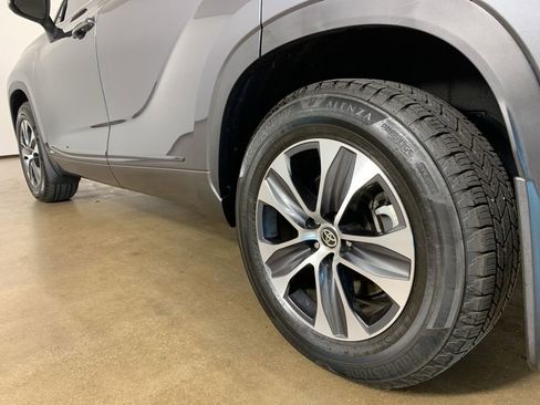 Used 2023 Toyota Highlander XLE AWD/4WD image 17