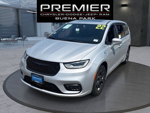 Used 2022 Chrysler Pacifica Limited w/ Uconnect Theater Family Group FWD image 1