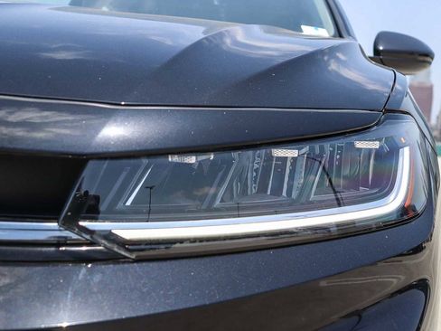 Certified 2025 Volkswagen Jetta SE FWD image 7