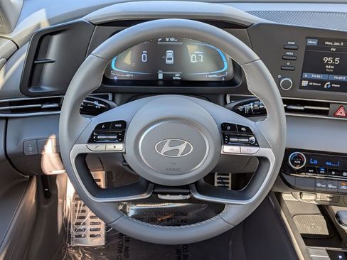 Used 2025 Hyundai Elantra Sport image 18