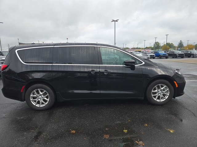 Used 2026 Chrysler Pacifica Select FWD image 4