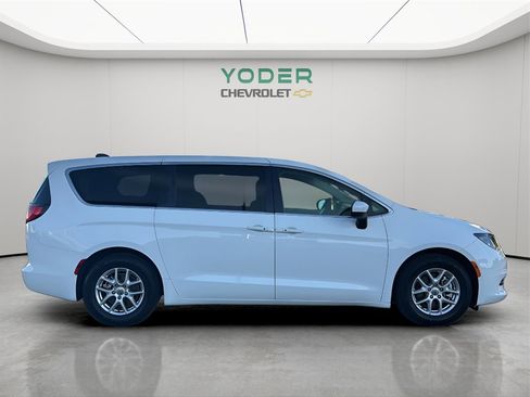 Used 2022 Chrysler Voyager LX image 4