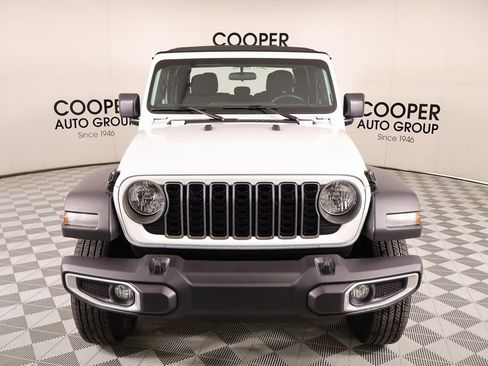 Used 2024 Jeep Gladiator Sport image 8