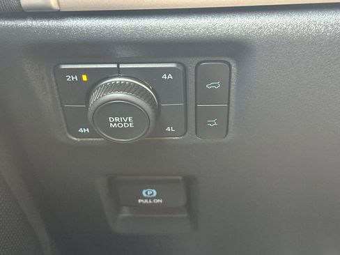 Used 2025 Ford Expedition Active AWD/4WD image 32