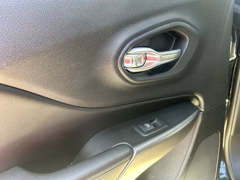 Used 2019 Jeep Cherokee Limited image 27