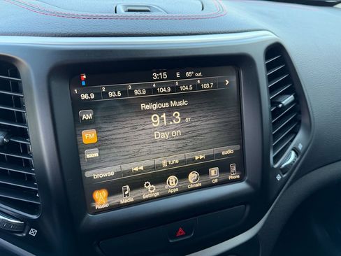 Used 2017 Jeep Cherokee Trailhawk AWD/4WD image 16