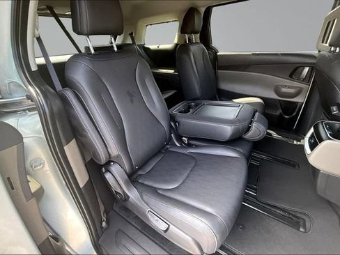 Used 2026 Kia Carnival EX FWD image 24