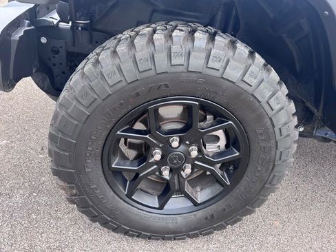 Used 2025 Jeep Gladiator Sport image 8