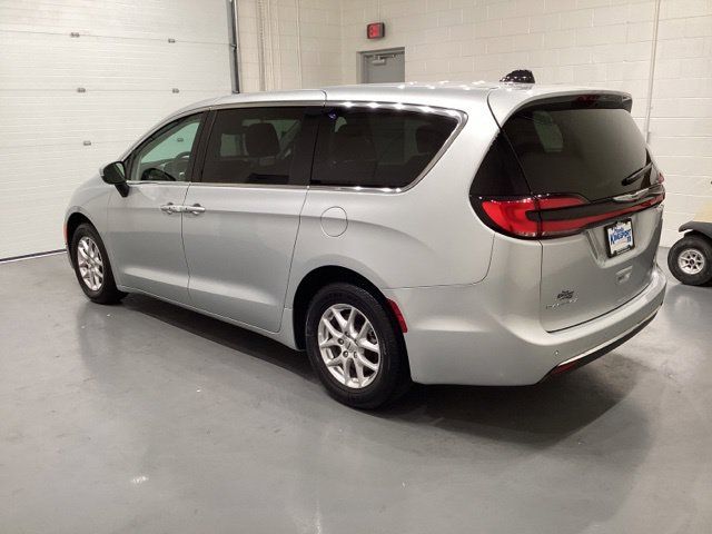 Used 2023 Chrysler Pacifica Touring-L FWD image 6
