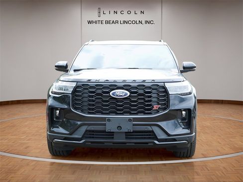 Used 2025 Ford Explorer ST image 2