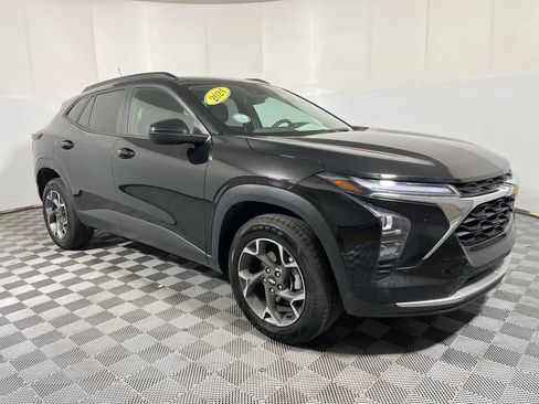 Used 2024 Chevrolet Trax LT image 2