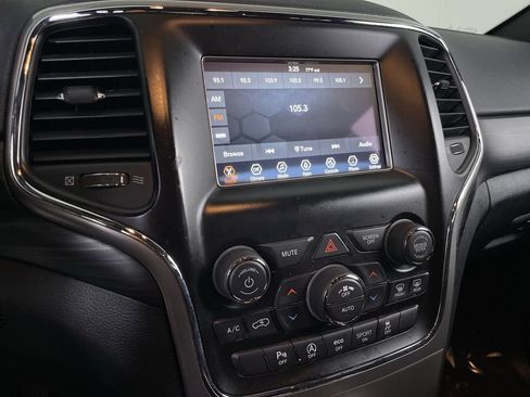 Used 2021 Jeep Grand Cherokee Laredo w/ Security & Convenience Group AWD/4WD image 14