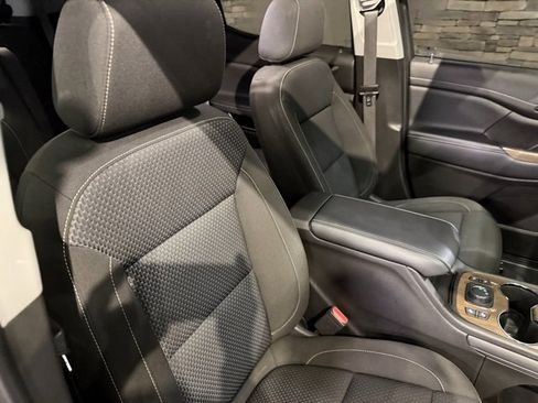 Used 2023 GMC Acadia SLE w/ Driver Convenience Package image 3