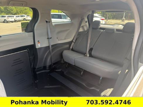 Used 2024 Toyota Sienna XLE FWD image 25