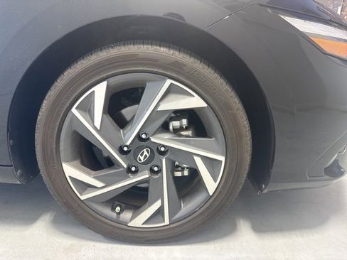 Used 2025 Hyundai Elantra SEL image 4