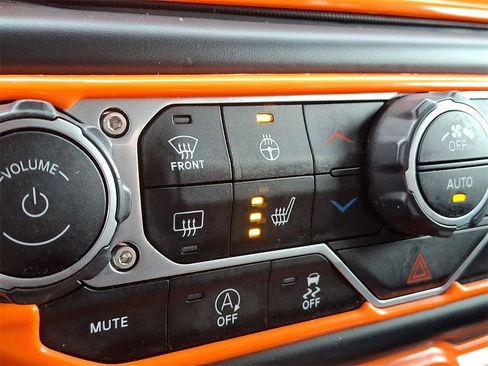 Used 2023 Jeep Gladiator Mojave w/ Cold Weather Group image 24