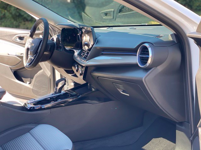 Used 2026 Chevrolet Trax LT w/ Sunroof Package FWD image 17