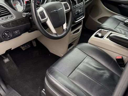 Used 2016 Chrysler Town & Country Touring image 6