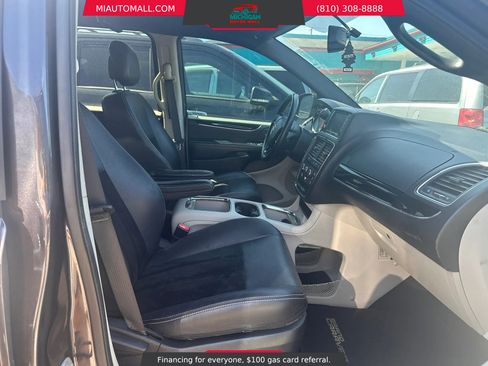 Used 2017 Dodge Grand Caravan SXT w/ Rear Park Assist Package FWD image 12