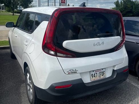 Used 2022 Kia Soul LX w/ Technology Package FWD image 3