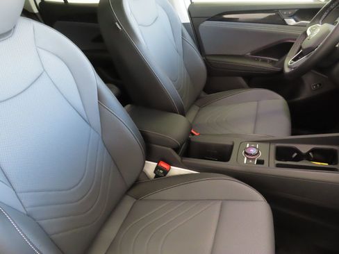 New 2026 Volkswagen Tiguan SE image 28