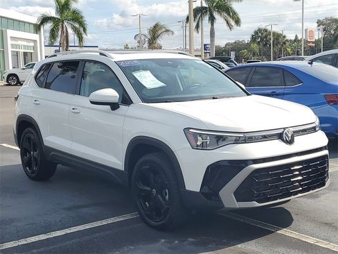 Used 2025 Volkswagen Taos SEL image 2