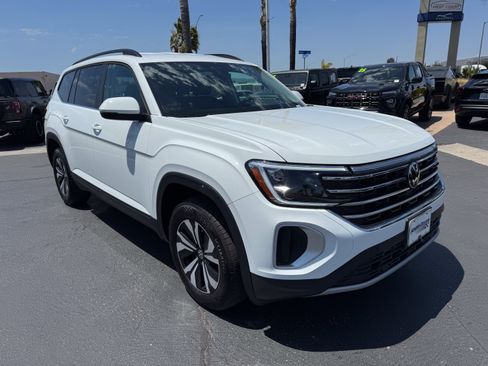 Used 2025 Volkswagen Atlas SE FWD image 2