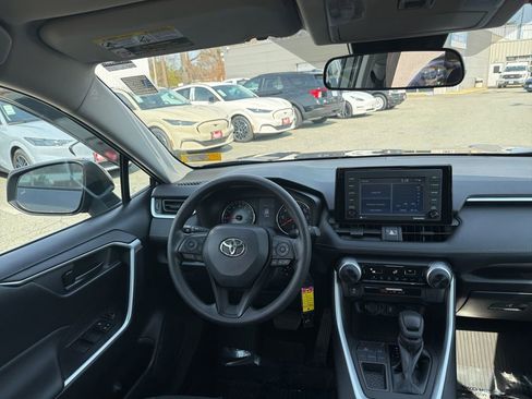 Used 2022 Toyota RAV4 LE image 10