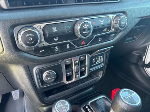 Certified 2025 Jeep Gladiator Sport AWD/4WD image 23