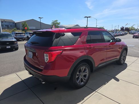 Used 2024 Ford Explorer XLT w/ Equipment Group 202A AWD/4WD image 5
