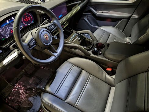 Certified 2024 Porsche Cayenne Coupe image 4