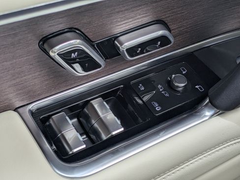 Used 2025 Land Rover Range Rover SE AWD/4WD image 21