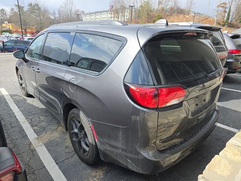 Used 2020 Chrysler Pacifica Touring-L Plus image 3