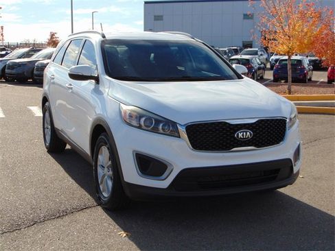 Used 2017 Kia Sorento LX image 9