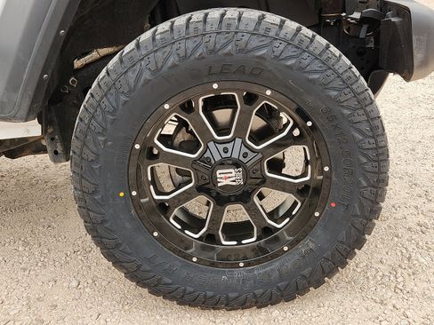 Used 2025 Jeep Gladiator Sport AWD/4WD image 7