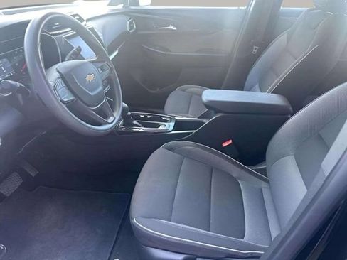 Used 2025 Chevrolet Trax LT FWD image 8
