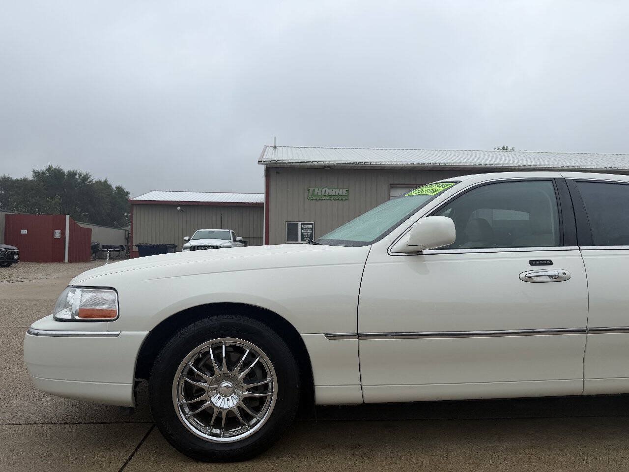 Used 2005 Lincoln Town Car Signature Limited RWD image 9