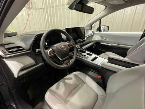 Used 2026 Toyota Sienna XLE FWD image 9